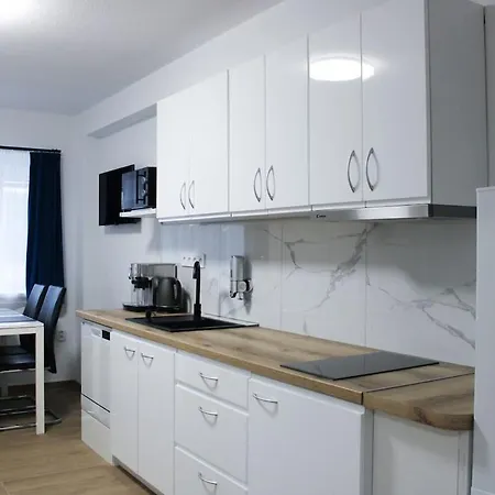 Lyly - Free Private Parking Apartment *