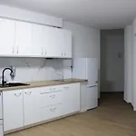 Apartmán Lyly Apartment - 2 Bedrooms For 6 Guests & Free Parking *