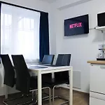 Apartmán Lyly Apartment - 2 Bedrooms For 6 Guests & Free Parking Praha