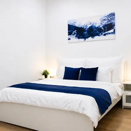 Lyly - 2 Bedrooms, Terrace & Free Parking *
