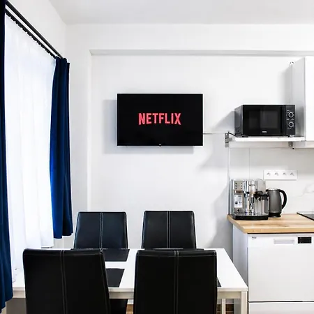 Lyly - 2 Bedrooms, Terrace & Free Parking * Praga
