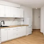 Appartamento Lyly - 2 Bedrooms For 6 Guests & Free Parking *